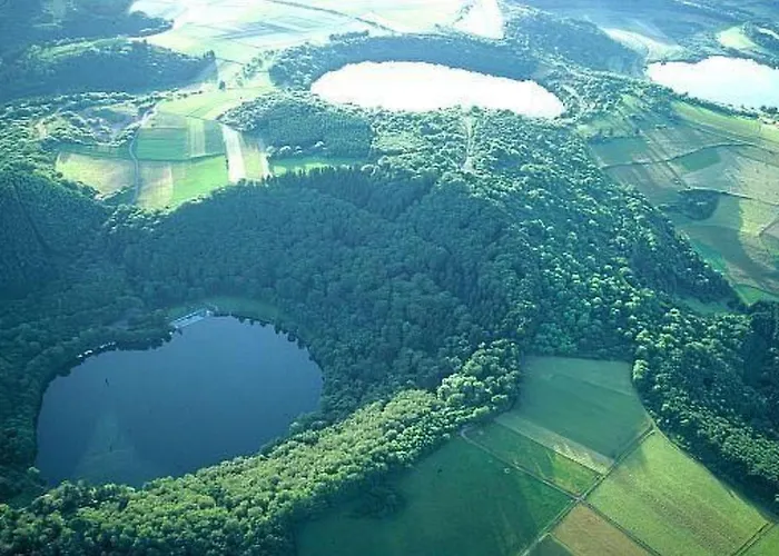 In Mit Schoenem Balkon By Interhome Apartamento Schalkenmehren